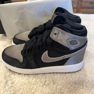 NWT YOUTH NIKE AIR JORDAN 1 HIGH OG (PS) . Black and Silver High-Top Sneakers.